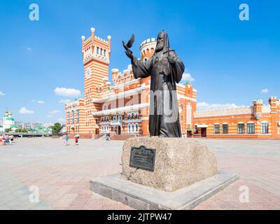 Yoshkar-Ola, Russland - 24. August 2022: Denkmal des Patriarchen von Moskau und ganz Russland Alexij II. Und Schloss mit skulpturaler Komposition 12 Apostel bei P Stockfoto