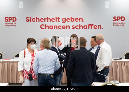 Dresden, Deutschland. 01. September 2022. Vor Beginn der geschlossenen Sitzung stehen Mitglieder der SPD-Fraktion zusammen. Am 1. Und 2. September 2022 wird sich die Fraktion der Sozialdemokraten zu ihrem regelmäßigen Treffen mit verschlossenen Türen in der Landeshauptstadt zusammenfinden. Quelle: Sebastian Kahnert/dpa/Alamy Live News Stockfoto