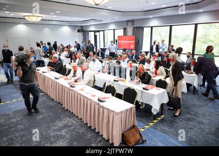 Dresden, Deutschland. 01. September 2022. Vor Beginn der geschlossenen Sitzung sitzen Mitglieder der SPD-Bundestagsfraktion auf ihren Sitzen. Am 1. Und 2. September 2022 wird sich die Fraktion der Sozialdemokraten zu ihrer regulären geschlossenen Sitzung in der Landeshauptstadt zusammenfinden. Quelle: Sebastian Kahnert/dpa/Alamy Live News Stockfoto