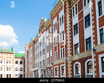 Yoshkar-Ola, Russland - 24. August 2022: Fassade des neuen Bürogebäudes am Brügger Ufer in der Stadt Yoshkar-Ola an einem sonnigen Sommertag Stockfoto