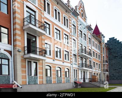 Yoshkar-Ola, Russland - 24. August 2022: Fassade des neuen Mehrfamilienhauses am Ufer von Brügge in der Stadt Yoshkar-Ola am Sonnnu-Sommertag Stockfoto