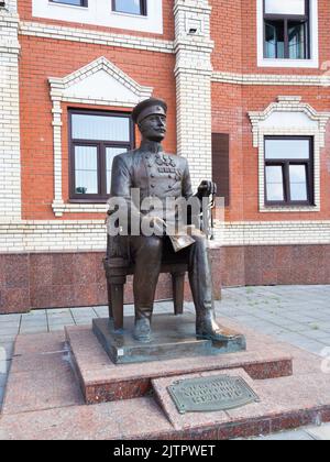 Yoshkar-Ola, Russland - 24. August 2022: Denkmal für Alexander Andreevich Keller in der Nähe des Gebäudes der Republikanischen Kinder- und Jugendbibliothek. Die Statue wurde enthüllt Stockfoto