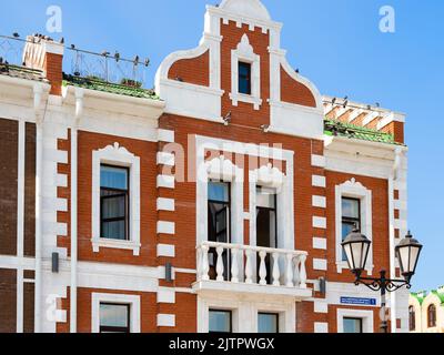 Yoshkar-Ola, Russland - 24. August 2022: Fassade des neuen Bürogebäudes am Amsterdamer Ufer in der Stadt Yoshkar-Ola am sonnigen Sommertag Stockfoto