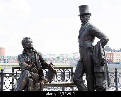 Yoshkar-Ola, Russland - 24. August 2022: Denkmal für Pushkin und Onegin am Woskresenskaya-Damm in der Stadt Yoshkar-Ola. Statue wurde im Jahr 2011 enthüllt, s Stockfoto