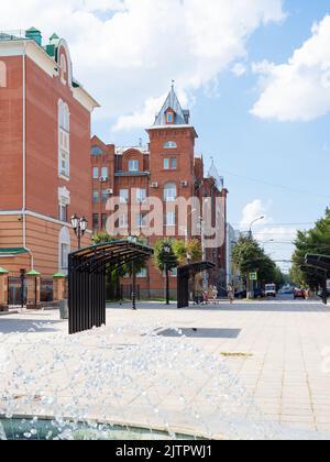 Yoshkar-Ola, Russland - 24. August 2022: Blick auf die Puschkin-Straße vom Voskresenskaya-Damm in der Stadt Yoshkar-Ola an sonnigen Sommertagen Stockfoto