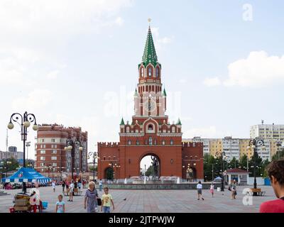 Yoshkar-Ola, Russland - 24. August 2022: Blick auf den Platz der Republik und die Heilige Jungfrau Maria mit Verkündigung Turm und Brunnen Denkmal zu Arc Stockfoto