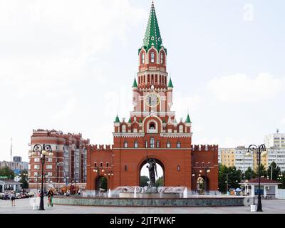 Yoshkar-Ola, Russland - 24. August 2022: Verkündigungsturm und Brunnendenkmal für Erzengel Gabriel auf dem Platz der Republik und der seligen Jungfrau Stockfoto