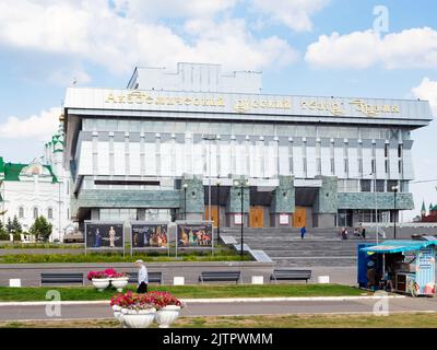 Yoshkar-Ola, Russland - 24. August 2022: Haus des Akademischen russischen Schauspieltheaters, benannt nach Georgy Konstantinov, auf dem Nikonov-Platz in der Stadt Yoshkar-Ola i Stockfoto