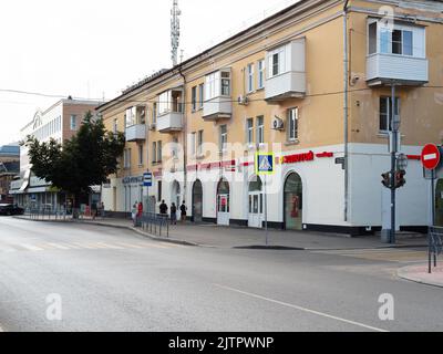 Yoshkar-Ola, Russland - 24. August 2022: Stadthäuser in der Sovetskaya-Straße in der Stadt Yoshkar-Ola im Sommer. Sowjetische Straße (ehemalige Pokrowskaja) eine der Stockfoto