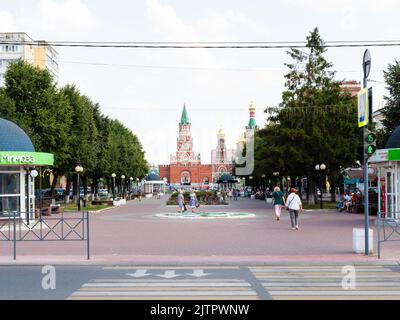 Yoshkar-Ola, Russland - 24. August 2022: Boulevard Chavaina und Blick auf den Verkündigungsturm auf dem Platz der Republik und die selige Jungfrau Maria in Yosh Stockfoto