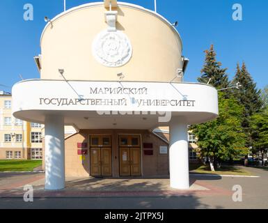 Yoshkar-Ola, Russland - 24. August 2022: Vorderansicht des Eingangs zum Gebäude der Mari State University auf dem Leninsky Prospekt in der Stadt Yoshkar-Ola im Sommer Stockfoto