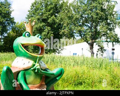 Selenodolsk, Russland - 25. August 2022: Skulptur der Froschprinzessin am grünen Ufer des Sees in der Nähe der weißen Außenwand des Klosters Raifa Bogoroditski auf su Stockfoto