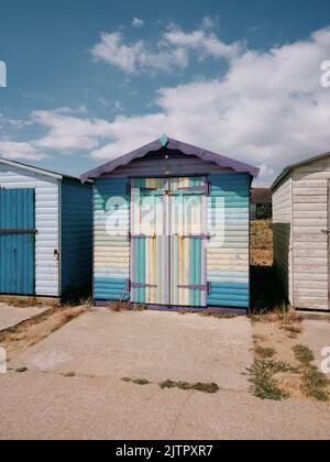 Ein tropisches Paradies bemalte Strandhütte an der Küste von Harwich an der Essex Küste im Sommer England - seltsam skurrilen Stil Design vorgibt Flucht Stockfoto