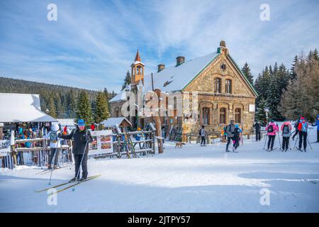 Historische Touristenhütte im sonnigen Winter Stockfoto