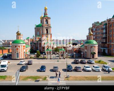 Yoshkar-Ola, 26. August 2022: Blick auf die Alexander-Newski-Kapelle und die Kathedrale der Auferstehung Christi auf der Woznesenskaya-Straße von der Kremlmauer Stockfoto