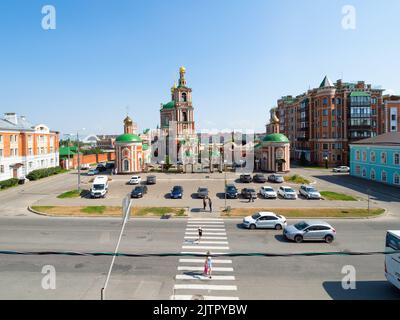 Yoshkar-Ola, 26. August 2022: Crosswalk auf der Woznesenskaya-Straße und der Alexander-Newski-Kapelle und der Kathedrale der Auferstehung Christi aus Kremli Stockfoto