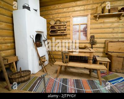 Yoshkar-Ola, Russland - 26. August 2022: Einrichtung des alten Bauernhauses im Museum der Geschichte der Stadt Yoshkar-Ola . Das Museum wurde gefunden Stockfoto