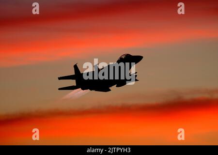 Ein US Air Force McDonnell Douglas F-15E Strike Eagle startet bei Sonnenuntergang von RAF Lakenheath, Suffolk. Stockfoto