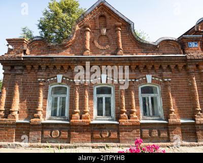 Yoshkar-Ola, Russland - 26. August 2022: Haus des Museums der Geschichte der Stadt Yoshkar-Ola in historischen Chulkov Anwesen. Das Anwesen ist ein Denkmal Stockfoto