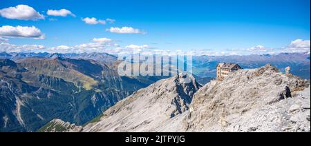 Alpenlandschaft mit Julius Payer Haus Stockfoto