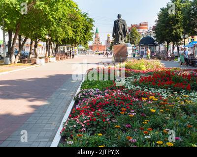 Yoshkar-Ola, Russland - 26. August 2022: Chavaina Boulevard mit Sergei Chavain Statue und Blick auf den Annunciation Tower auf dem Platz der Republik und der Stockfoto