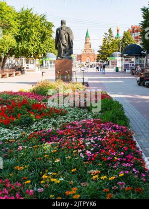 Yoshkar-Ola, Russland - 26. August 2022: Chavaina Boulevard mit Chavain-Denkmal und Blick auf den Verkündigungsturm auf dem Platz der Republik und den Segen Stockfoto