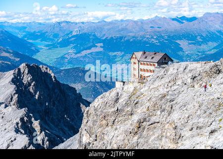 Alpenlandschaft mit Julius Payer Haus Stockfoto