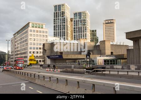 Die Hayward Gallery und neue Wohnungen und Büros im South Bank Centre von der Waterloo Bridge, London, SE1, England, Großbritannien aus gesehen Stockfoto