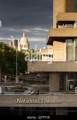 St Paul's Cathedral und Denys Lasdun's National Theatre am Londoner South Bank, Upper Ground, Lambeth, London, SE1, VEREINIGTES KÖNIGREICH, Stockfoto