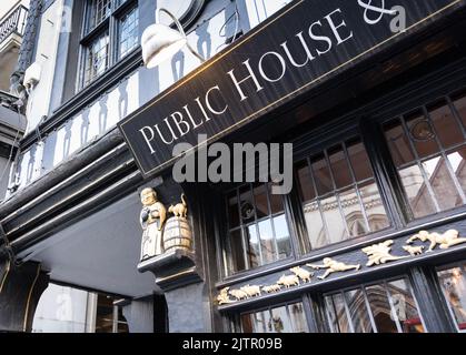 Nahaufnahme von Holzschnitzereien von Mönchen im Fachwerkhaus George Public House und Restaurant on the Strand, London, WC2, England, Großbritannien Stockfoto