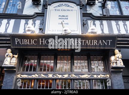 Nahaufnahme von Holzschnitzereien von Mönchen im Fachwerkhaus George Public House und Restaurant on the Strand, London, WC2, England, Großbritannien Stockfoto