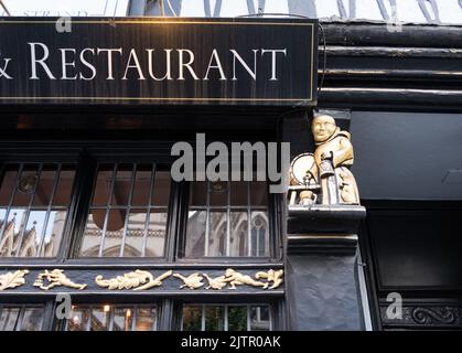 Nahaufnahme von Holzschnitzereien von Mönchen im Fachwerkhaus George Public House und Restaurant on the Strand, London, WC2, England, Großbritannien Stockfoto