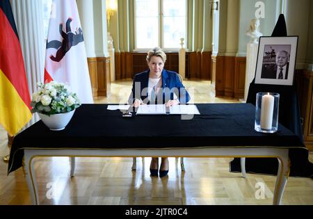 Berlin, Deutschland. 01. September 2022. Franziska Giffey (SPD), Regierende Bürgermeisterin von Berlin, unterzeichnet im Roten Rathaus das Kondolenzbuch für den verstorbenen Ehrenbürger Berlins, Michail S. Gorbatschow. Der Friedensnobelpreisträger und ehemalige sowjetische Führer Gorbatschow starb im Alter von 91 Jahren in Moskau. Quelle: Bernd von Jutrczenka/dpa/Alamy Live News Stockfoto