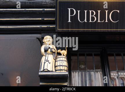 Nahaufnahme von Holzschnitzereien von Mönchen im Fachwerkhaus George Public House und Restaurant on the Strand, London, WC2, England, Großbritannien Stockfoto