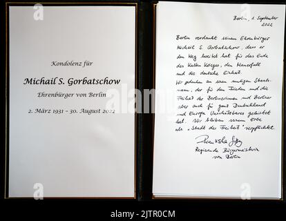 Berlin, Deutschland. 01. September 2022. Franziska Giffey (SPD), Regierende Bürgermeisterin von Berlin, hat das Kondolenzbuch für den verstorbenen Ehrenbürger von Berlin, Michail S. Gorbatschow, im Roten Rathaus unterzeichnet. Der Friedensnobelpreisträger und ehemalige sowjetische Führer Gorbatschow starb im Alter von 91 Jahren in Moskau. Quelle: Bernd von Jutrczenka/dpa/Alamy Live News Stockfoto