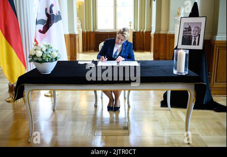 Berlin, Deutschland. 01. September 2022. Franziska Giffey (SPD), Regierende Bürgermeisterin von Berlin, unterzeichnet im Roten Rathaus das Kondolenzbuch für den verstorbenen Ehrenbürger Berlins, Michail S. Gorbatschow. Der Friedensnobelpreisträger und ehemalige sowjetische Führer Gorbatschow starb im Alter von 91 Jahren in Moskau. Quelle: Bernd von Jutrczenka/dpa/Alamy Live News Stockfoto