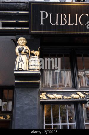 Nahaufnahme von Holzschnitzereien von Mönchen im Fachwerkhaus George Public House und Restaurant on the Strand, London, WC2, England, Großbritannien Stockfoto