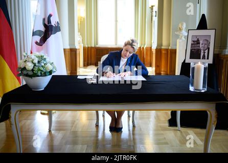 Berlin, Deutschland. 01. September 2022. Franziska Giffey (SPD), Regierende Bürgermeisterin von Berlin, unterzeichnet im Roten Rathaus das Kondolenzbuch für den verstorbenen Ehrenbürger Berlins, Michail S. Gorbatschow. Der Friedensnobelpreisträger und ehemalige sowjetische Führer Gorbatschow starb im Alter von 91 Jahren in Moskau. Quelle: Bernd von Jutrczenka/dpa/Alamy Live News Stockfoto