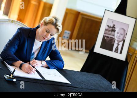 Berlin, Deutschland. 01. September 2022. Franziska Giffey (SPD), Regierende Bürgermeisterin von Berlin, unterzeichnet im Roten Rathaus das Kondolenzbuch für den verstorbenen Ehrenbürger Berlins, Michail S. Gorbatschow. Der Friedensnobelpreisträger und ehemalige sowjetische Führer Gorbatschow starb im Alter von 91 Jahren in Moskau. Quelle: Bernd von Jutrczenka/dpa/Alamy Live News Stockfoto