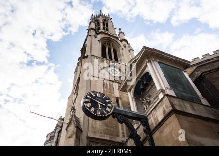 Der Kirchturm, die Uhr und die Giganten von St. Dunstan-in-the-West Kirche in der Fleet Street, London, England, Großbritannien. Stockfoto