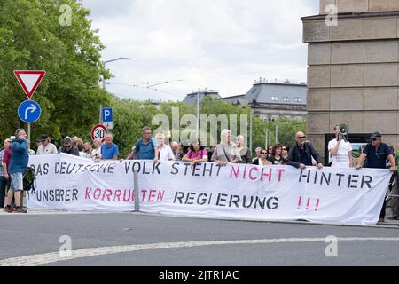 Dresden, Deutschland. 01. September 2022. Einige Demonstranten halten ein Transparent mit der Aufschrift: "Das deutsche Volk steht nicht hinter unserer korrupten Regierung!!!" Am Rande der geschlossenen Sitzung der SPD-Bundestagsfraktion. Am 1. Und 2. September 2022 trifft sich die SPD-Bundestagsfraktion zu ihrem regelmäßigen Caucus-Rückzug in der Landeshauptstadt. Quelle: Sebastian Kahnert/dpa/Alamy Live News Stockfoto