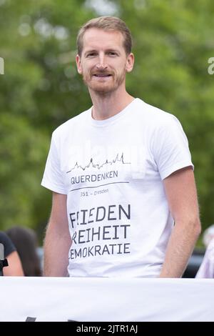 Dresden, Deutschland. 01. September 2022. Marcus Fuchs, Organisator der Querdenken-Bewegung 351, steht auf einer Demonstration am Rande des geschlossenen Treffens der SPD-Bundestagsfraktion. Am 1. Und 2. September 2022 tagt die SPD-Bundestagsfraktion zu ihrem regelmäßigen Caucus-Rückzug in die Landeshauptstadt. Quelle: Sebastian Kahnert/dpa/Alamy Live News Stockfoto