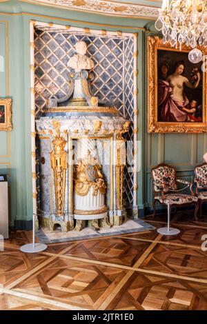 Schloss VON VOLTAIRE in LA FERNEY-VOLTAIRE: Innen, Doppelofen, Porzellanheizgeräte Stockfoto