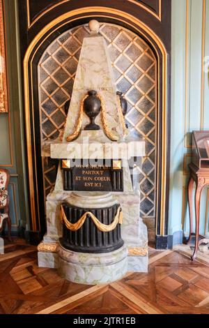 Das Schloss VON VOLTAIRE in LA FERNEY-VOLTAIRE : pyramidenförmiges Denkmal, das das Herz von Voltaire enthält, der Moto sagt: „Sein Herz ist hier, aber sein Geist ist überall“ von Leonard RACLE (1736-1791) Stockfoto