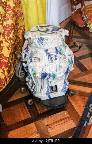 Das Schloss VON VOLTAIRE in LA FERNEY-VOLTAIRE : innen, Porzellan-Heizgeräte Stockfoto