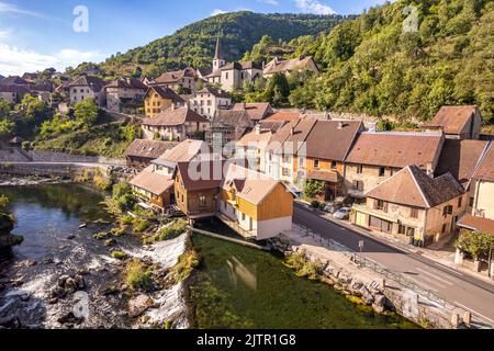 Das Dorf Lods und der Fluss Loue aus der Luft gesehen, Bourgogne-Franche-Comté, Frankreich, Europa | das Dorf Lods und die Loue von oben gesehen Stockfoto