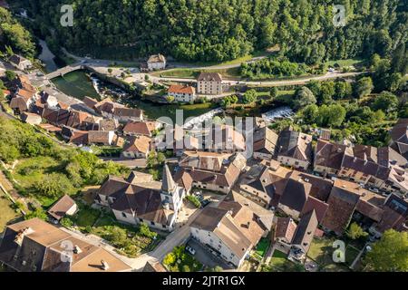 Das Dorf Lods und der Fluss Loue aus der Luft gesehen, Bourgogne-Franche-Comté, Frankreich, Europa | das Dorf Lods und die Loue von oben gesehen Stockfoto