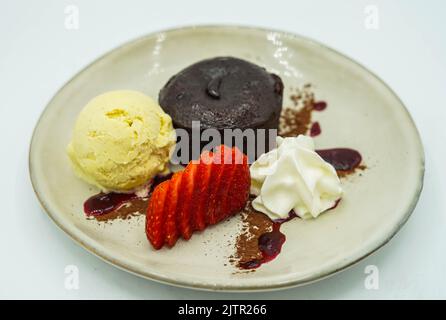 Dessert in einem schicken Restaurant in Form von Karottenkuchen, Crepes und Eis Stockfoto