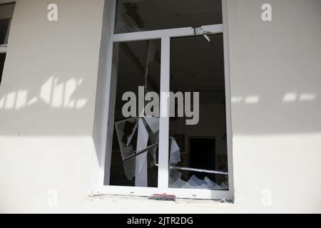 REGION KIEW, UKRAINE - 01. SEPTEMBER 2022 - Ein Kindergarten, der durch russischen Beschuss zerstört wurde, Gemeinde Makariv, Region Kiew, Nord-Zentral-Ukraine. Stockfoto