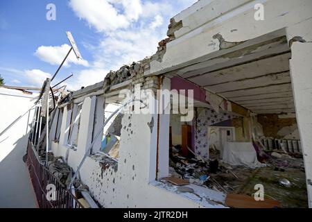 REGION KIEW, UKRAINE - 01. SEPTEMBER 2022 - Ein Kindergarten, der durch russischen Beschuss zerstört wurde, Gemeinde Makariv, Region Kiew, Nord-Zentral-Ukraine. Stockfoto